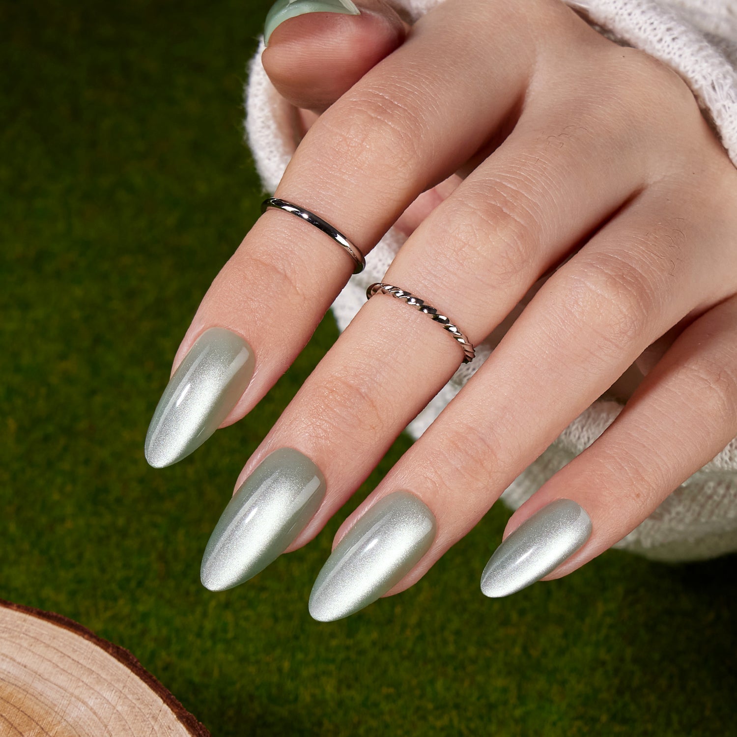 💼🌿 Travel-Friendly Green Nails