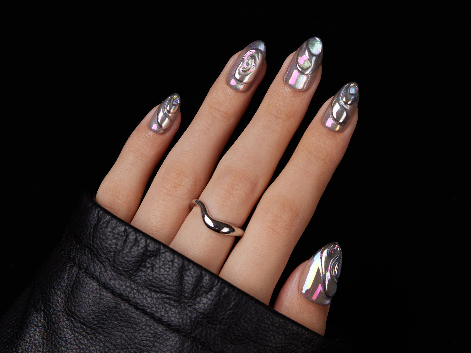 HOLOGRAPHIC CAT-EYE NAILS