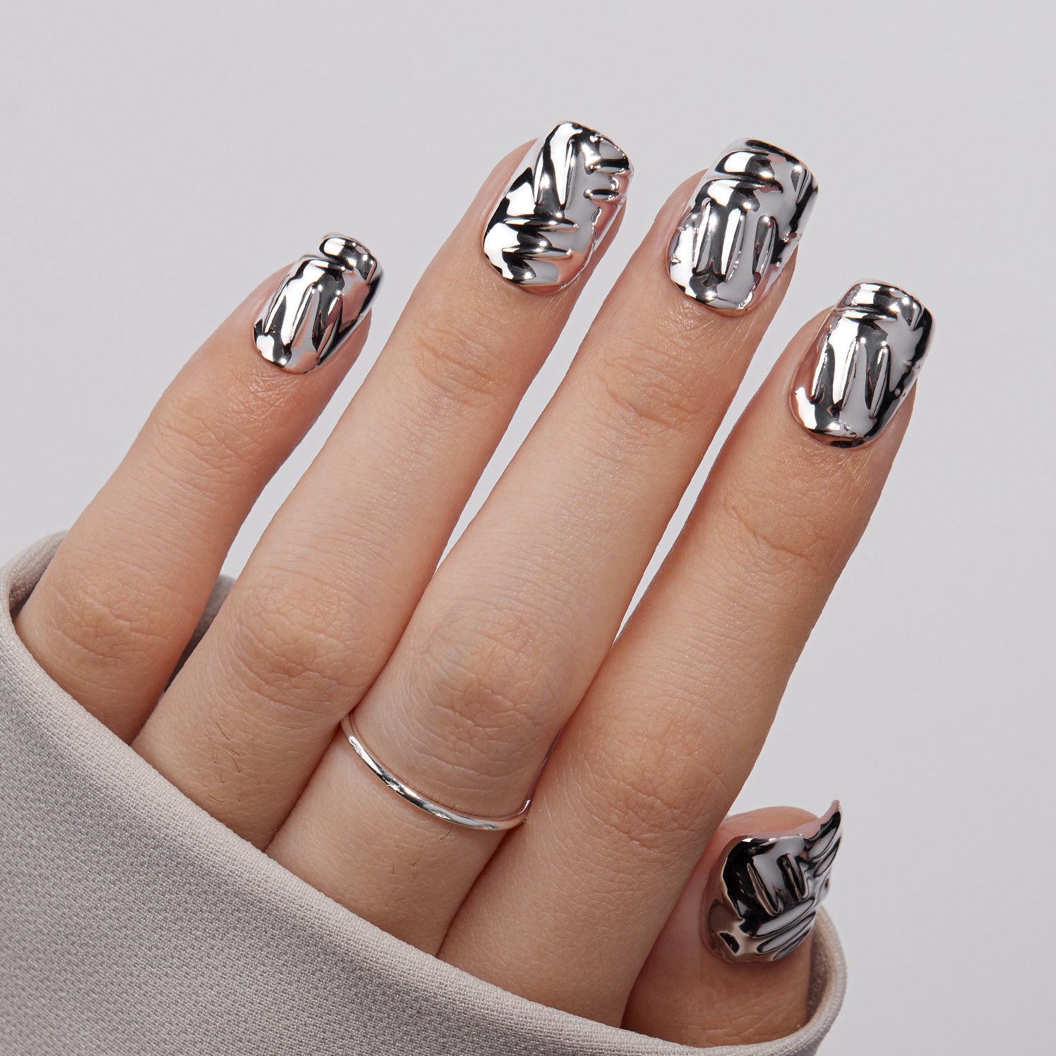 VSALON Nourishment Edge Mirage Rock 3D Textured Short Square Press On Nails - model wearing