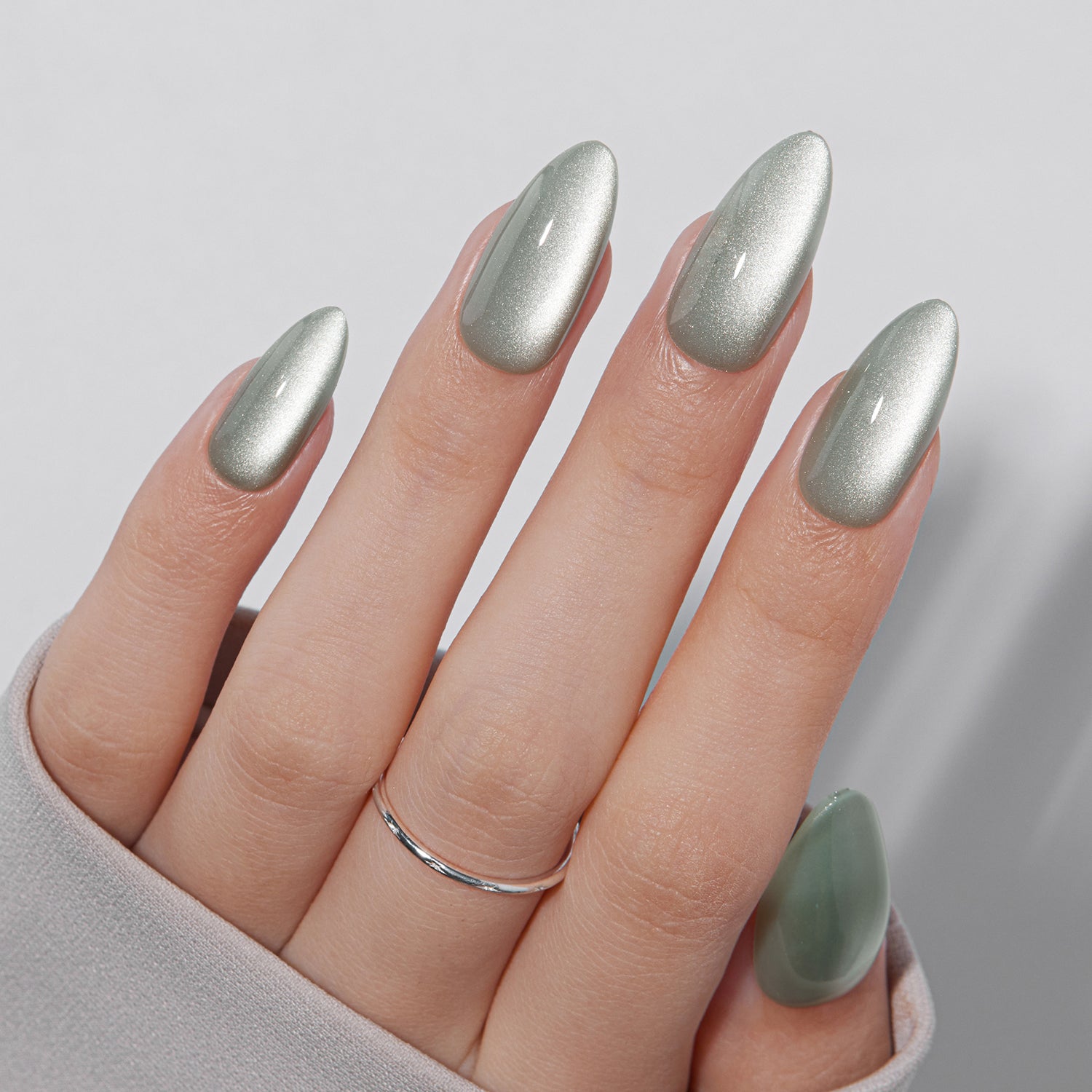 VSALON Nourishment Goblin Cat Eye Short Almond Press On Nails - model wearing