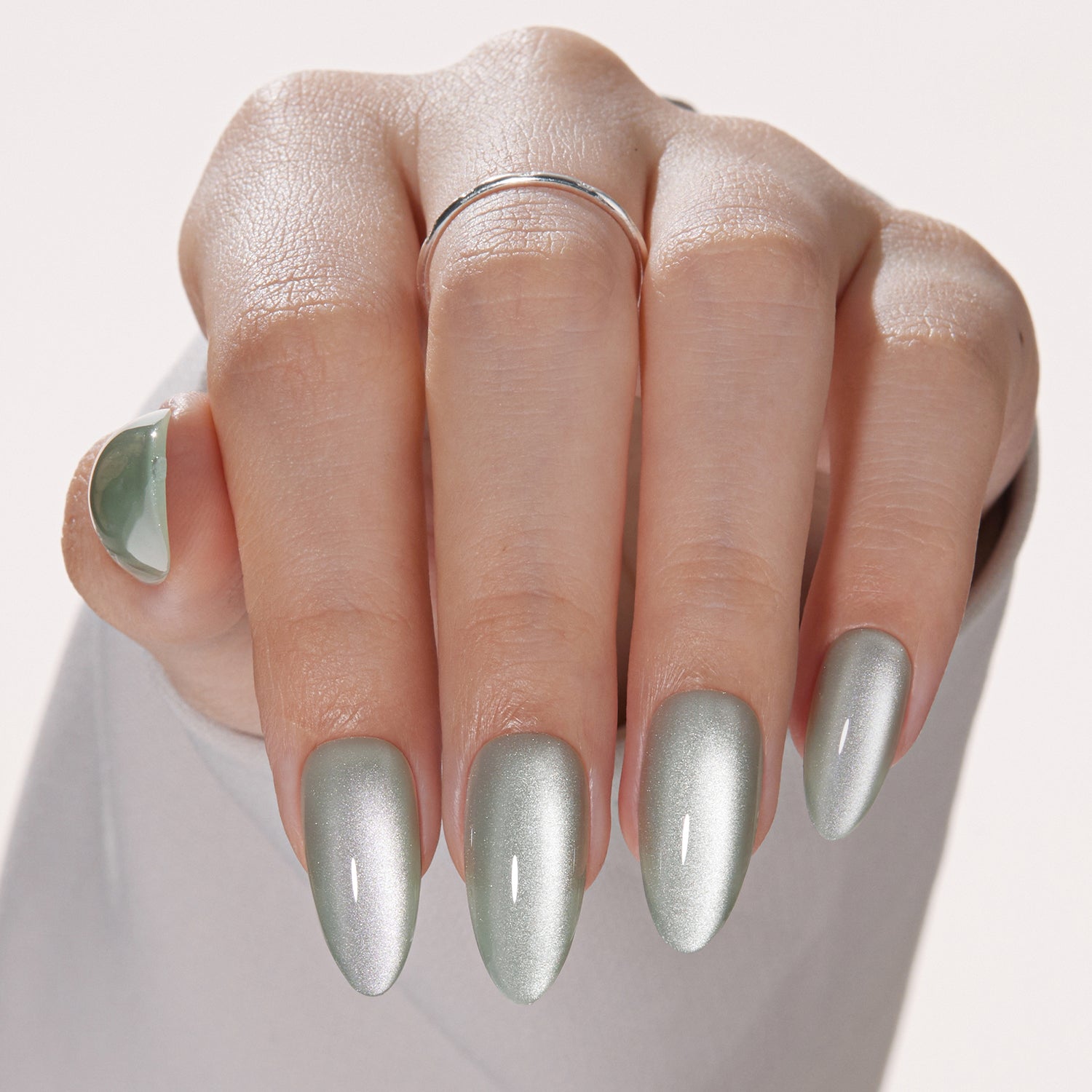 VSALON Nourishment Goblin Cat Eye Short Almond Press On Nails - natural look on hand model