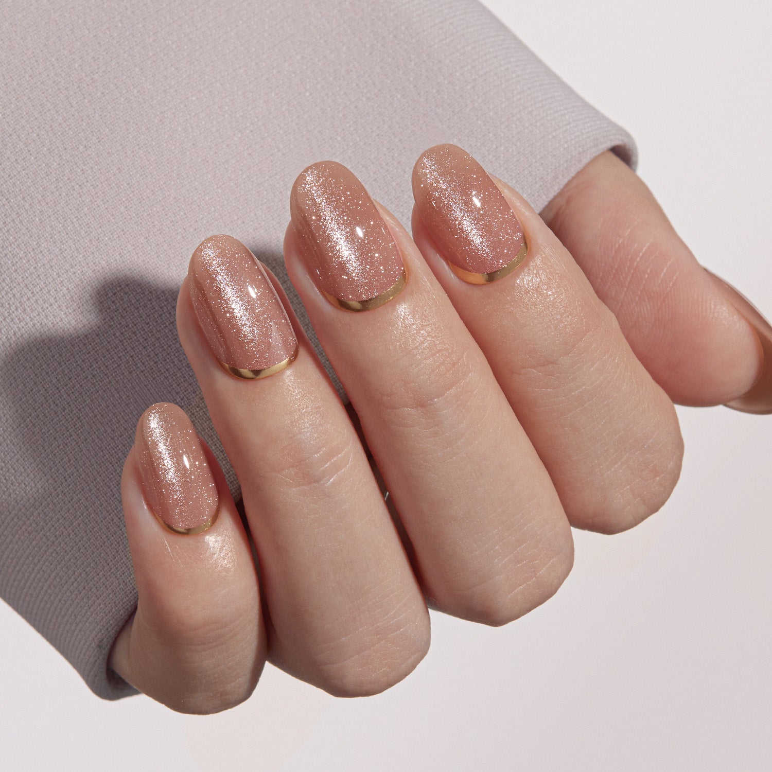 VSALON UV Cure Nails Gold Ring Luxury Short Oval Press On Nails - elegant look worn on hands
