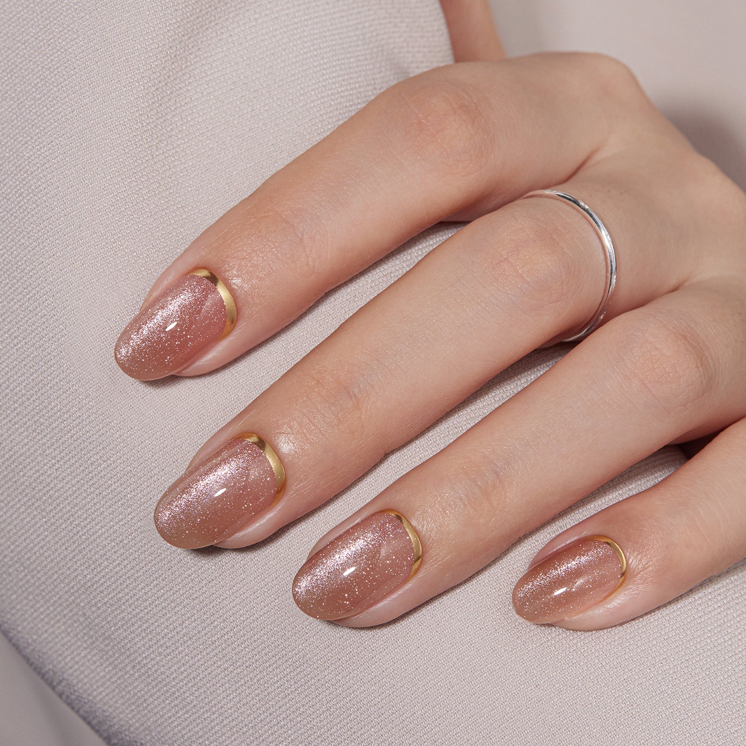 VSALON UV Cure Nails Gold Ring Luxury Short Oval Press On Nails - natural look on hand model