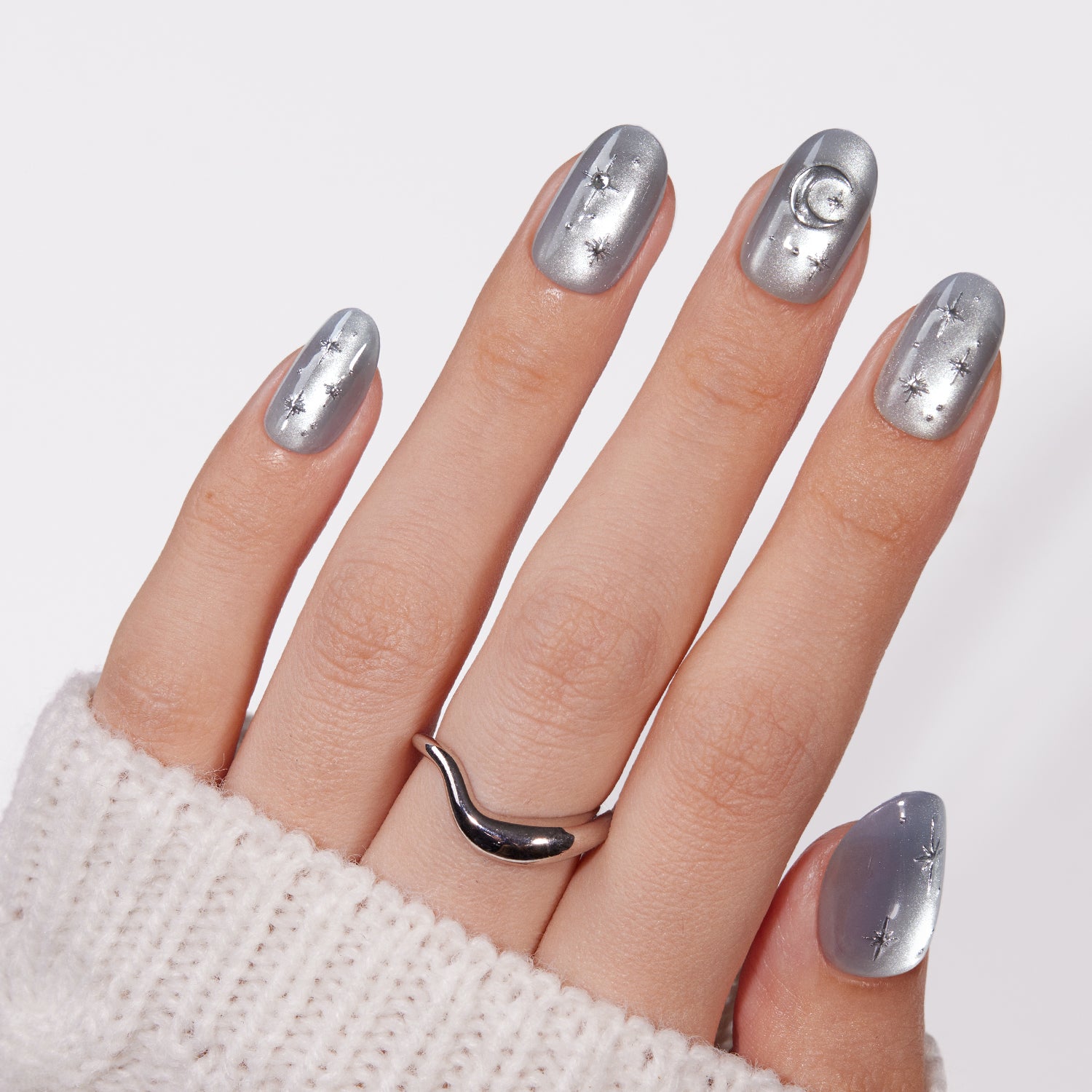 VSALON Nourishment Moonlight Sonata 3D Frosty Star Cat Eye Short Oval Press On Nails - model wearing
