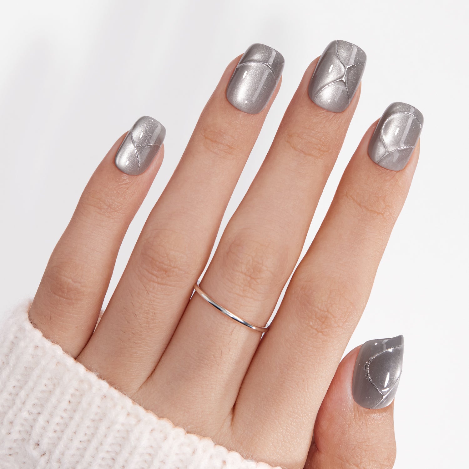VSALON Nourishment Nails “Metropolis Beam” Short Square 3D Textured Press On Nails – model wearing.