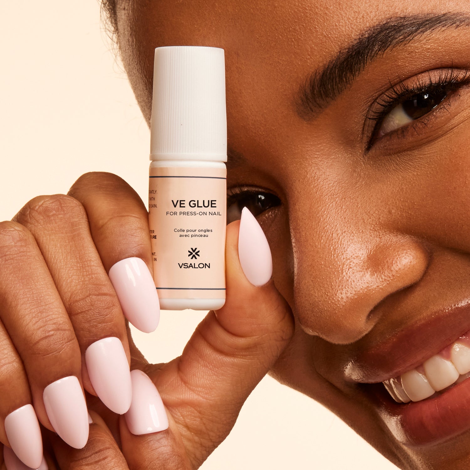 Close-up of VSALON Vitamin E nail glue – protects natural nails while applying press on sets